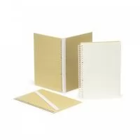 Bloco de anotação A5 com capa dura em kraft . Contém aproximadamente 90 folhas marfim com pauta. Também conta com uma encadernação espiral removível. Ideal para divulgar sua empresa em eventos corporativos, brindes personalizados e campanhas promocionais.