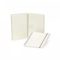 Bloco de anotação B5 com capa plástica e elástico para fechar que impede que abra acidentalmente. Contém aproximadamente 80 folhas marfim com pauta. Também conta com uma encadernação wire-ô, que garante que suas páginas não se soltem ou sejam perdidas. Ideal para divulgar sua empresa em eventos corporativos, brindes personalizados e campanhas promocionais.