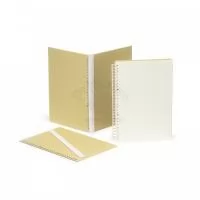 Bloco de anotação A5 com capa dura em kraft . Contém aproximadamente 90 folhas marfim com pauta. Também conta com uma encadernação espiral removível. Ideal para divulgar sua empresa em eventos corporativos, brindes personalizados e campanhas promocionais.