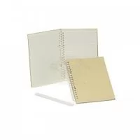 Bloco de anotação A5 com capa dura em kraft . Contém aproximadamente 87 folhas marfim com pauta. Também conta com uma encadernação espiral removível, que garante que suas páginas não se soltem ou sejam perdidas. Ideal para divulgar sua empresa em eventos corporativos, brindes personalizados e campanhas promocionais.