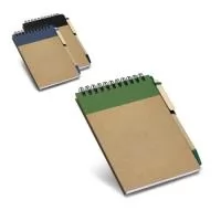 Caderno de bolso espiral de capa dura em cartão. Com 120 páginas lisas em papel reciclado e suporte para esferográfica (inclusa). 105 x 145 mm