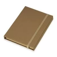 Bloco de Anotações com Acessórios – Funcionalidade Sustentável para o Dia a Dia  Bloco de anotações em papel kraft, com aproximadamente 70 folhas pautadas, ideal para organizar ideias, listas e recados. Conta com notas autoadesivas coloridas, compartimento interno para guardar anotações, régua plástica de 12 cm e caneta em material ecológico. Compacto, prático e com visual rústico, é uma excelente opção para uso pessoal ou como brinde corporativo.  Especificações:  Altura: 15,9 cm  Largura: 11,4 cm  Espessura: 1,7 cm  Área para gravação: 13 cm x 8 cm  Peso aproximado: 163 g