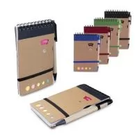 Mini Caderno com capa em papel kraft, com 70 folhas pautadas e blocos adesivos (sticky notes) coloridos. Acompanha disco rotativo na capa com os dias da semana e caneta produzida em papelão reciclado com detalhes em plástico e escrita em azul.