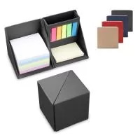 Mini caderno em formato de cubo em papelão reciclado, contendo:  5 blocos autocolantes coloridos com 100 folhas de 7,5 x 7,5cm; 1 Bloco autocolante amarelo com 50 folhas; 5 Sticky notes coloridos com 20 folhas; Porta canetas.