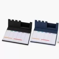 	Bloco de notas tipo planner com capa e estrutura em papelão, aproximadamente 98 folhas para anotações semanais e fechamento magnético, que permite montar porta-canetas e suporte para celular enquanto permanece aberto.