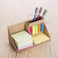 Bloco de anotações formato cubo com autoadesivos, abre e fecha em diagonal. Possui 5 blocos autoadesivos com aproximadamente 26 folhas cada, bloco amarelo com aproximadamente 25 folhas e conjunto de blocos com 4 cores e aproximadamente 100 folhas cada. Possui suporte para caneta, clips e afins no compartimento atrás bloquinhos coloridos.