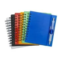  Caderno com capa dura em plástico, encadernação Wire-O e suporte lateral para caneta. Possui aproximadamente 70 folhas brancas pautadas. Acompanha caneta plástica com detalhe emborrachado próximo à ponta, acionamento por clique e carga esferográfica azul de 1,0 mm.