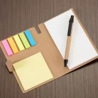Bloco de anotações ecológico, material em kraft. Possui uma trava na própria capa, cinco blocos autoadesivos coloridos com aproximadamente 25 folhinhas , bloco autoadesivo amarelo com aproximadamente 25 folhas