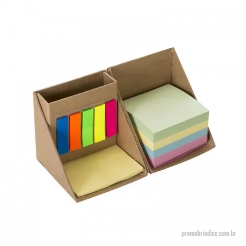 Bloco cubo personalizado - Bloco de anotações formato cubo com autoadesivos, abre e fecha em diagonal. Possui 5 blocos autoadesivos com aproximadamente 26 folhas cada, bloco amarelo com aproximadamente 25 folhas e conjunto de blocos com 4 cores e aproximadamente 100 folhas cada. Possui suporte para caneta, clips e afins no compartimento atrás bloquinhos coloridos.