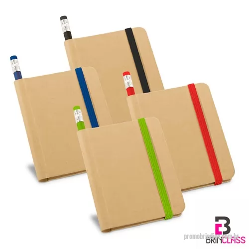Bloco ecológico personalizado - Caderno A7 com 70 folhas lisas de papel reciclado, capa dura em cartão e elástico. Incluso lápis com borracha na ponta. 82 x 105 mm