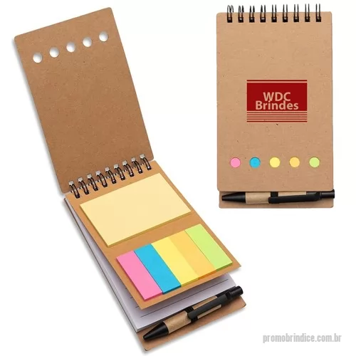 Bloco ecológico personalizado - Bloco de anotações ecológico com espiral, material em kraft. Mini caneta de papelão, 5 blocos autoadesivos coloridos, um bloco de autoadesivo amarelo e um bloco com aproximadamente 70 folhas brancas pautadas. 15,8 x 8,8 cm