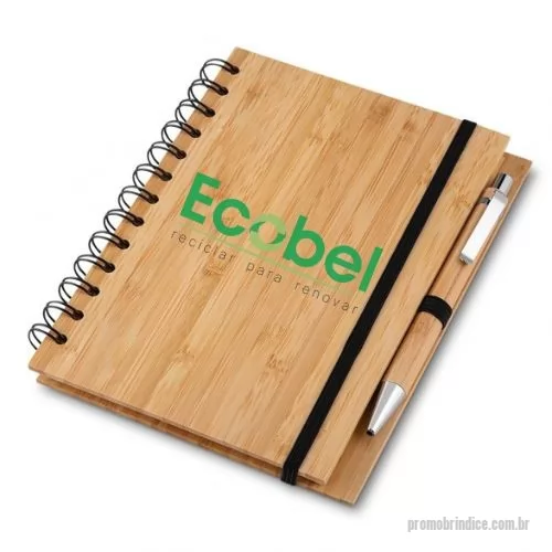 Bloco ecológico personalizado - Bloco de anotações ecológico com caneta. Capa de bambu. Possui aproximadamente 70 folhas beges pautadas com logo reciclado na lateral inferior. Acompanha suporte elástico de nylon com uma caneta de bambu com detalhes em metal.