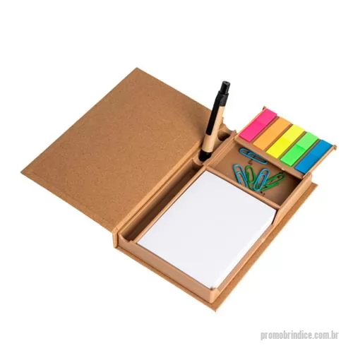 Bloco ecológico personalizado - Bloco de Anotações Ecológico é perfeito para manter a organização enquanto se registra ideias. Feito de material kraft, ele vem com 100 folhas brancas para anotações, 5 marcadores autoadesivos coloridos para destacar o que é importante, 7 clips guard