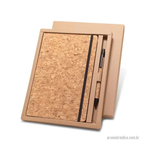 Bloco ecológico personalizado - Conjunto de bloco de notas A5 e esferográfica em cortiça. Bloco de capa dura em cortiça, com 96 folhas pautadas cor marfim, em papel proveniente de gestão florestal sustentável. Esferográfica em cortiça de escrita a azul. Fornecido em caixa presente de papel kraft.