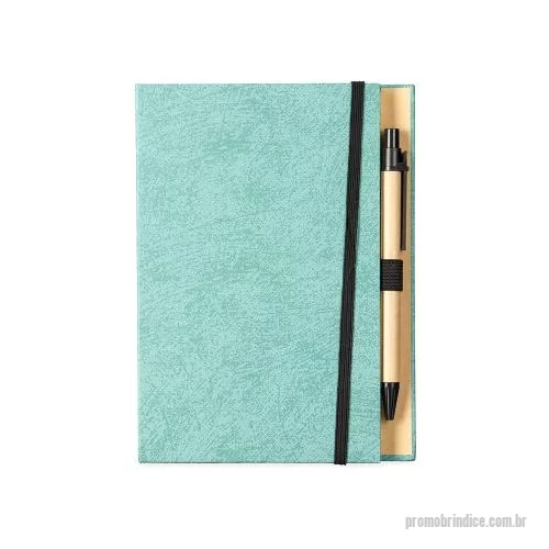 Bloco ecológico personalizado - Um bloco de anotações com capa revestida em papel especial e fita elástica para fechamento. Contém aproximadamente 80 folhas amareladas destacáveis com pauta, além de um bloco com cerca de 20 folhas autoadesivas amarelas e aproximadamente 100 marcado