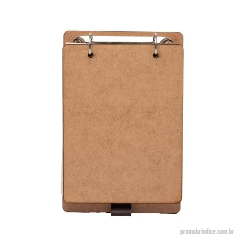 Bloco ecológico personalizado - Organize suas ideias de maneira sustentável com o Bloco de Anotações em MDF Ecológico. Com aproximadamente 96 folhas recicláveis sem pauta, ele traz consciência ambiental para um dia repleto de anotações. Além disso, conta com um porta-caneta integra