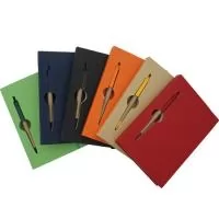 Bloco de anotações ecológico com capa e miolo vazados, utilizados como suporte para a caneta. Bloco com miolo de picote, elástico para lacre e caneta de papelão com detalhes plásticos, carga esferográfica na cor azul e acionamento por clique.