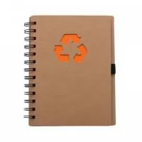 Bloco de anotação ecológico com símbolo reciclado na capa, acompanha as folhas: vermelha, amarela, laranja, azul, verde e preto, possibilitando deixar a cor desejada como fundo do logo reciclado. Possui aproximadamente 70 folhas brancas pautadas com logo reciclado na lateral inferior das folhas, possui também elástico suporte para caneta(não acompanha caneta).