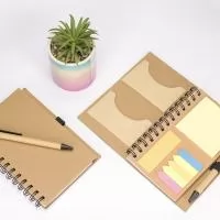 Um caderno de capa dura em papelão com porta-canetas elástico, encadernação Wire-O e dois bolsos interiores. Contém aproximadamente 70 folhas brancas com pauta além de um bloco com cerca de 20 folhas amarelas autoadesivas. Inclui também seis blocos d