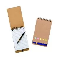 Bloco de anotações ecológico com autoadesivos e mini caneta. Bloco com wire-o e detalhes vazados na capa, contém conjunto de cinco bloquinhos autoadesivos coloridos, bloco autoadesivo pequeno, miolo com folhas pautadas e suporte de nylon com mini caneta de papelão com carga esferográfica na cor azul e acionamento por clique. Gravação da logomarca em 1 cor já inclusa.