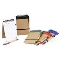 Bloco de anotações ecológico com caneta, feito em kraft com detalhe plástico. Contém aproximadamente 70 folhas brancas com pauta, porta caneta elástico, elástico para lacre e acompanha caneta de papelão com detalhes plásticos, carga esferográfica azul 1.0mm e acionamento por clique.