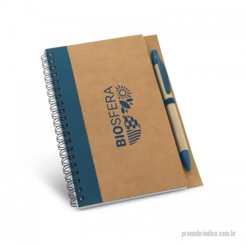 Bloco personalizado - Caderno B6 espiral com 60 folhas lisas de papel reciclado, capa dura em papel kraft e suporte para esferográfica. Incluso esferográfica. 130 x 177 mm