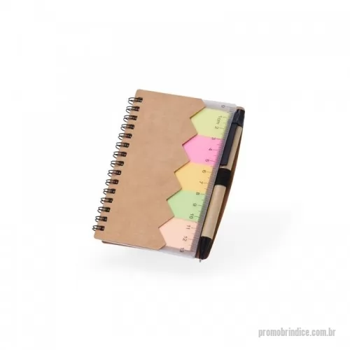 Bloco personalizado - Bloco de anotações ecológico com autoadesivos, régua e caneta, feito em kraft. Contém folha com régua 13 cm, cinco autoadesivos com aproximadamente 13 folhas, bloco com aproximadamente 69 folhas brancas com pauta, porta caneta elástico e acompanha caneta de papelão com detalhes plásticos, carga esferográfica azul 1.0mm e acionamento por clique.