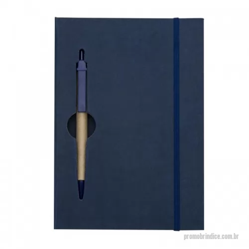 Bloco personalizado - Bloco de anotações ecológico com capa e miolo vazados, utilizados como suporte para a caneta. Bloco com miolo de picote, elástico para lacre e caneta de papelão com detalhes plásticos, carga esferográfica na cor azul e acionamento por clique.