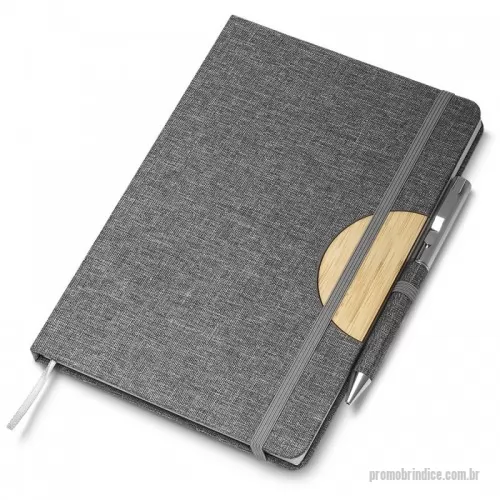 Bloco personalizado - Bloco de anotações com suporte para caneta, fechamento com elástico, capa dura em material reciclável, suporte para celular na capa e miolo com 80 folhas pautadas na cor bege. NÃO ACOMPANHA CANETA.