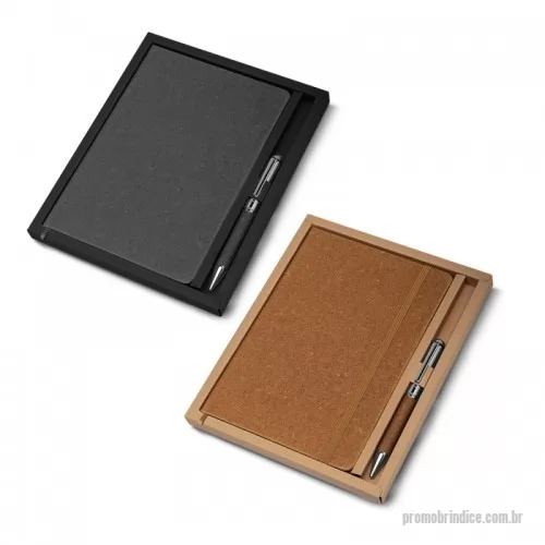 Bloco personalizado - Kit Bloco de de anotações e caneta metálica. O kit acompanha a caneta metalica com detalhes em material reciclável, e sua embalagem é presentável feita de papel kraft. O caderno de anotações é feito de material reciclável que imita a representação do couro, em capa dura com miolo 80 folhas pautadas na cor bege.