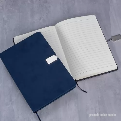 Bloco personalizado - Bloco de anotações emborrachado com fecho metálico imantado. Possui aproximadamente 96 folhas amarelas pautadas e marca página de cetim. 21,2 cm x 14,8 cm x 1,7 cm