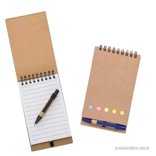 Bloco personalizado - Bloco de anotações ecológico com autoadesivos e mini caneta. Bloco com wire-o e detalhes vazados na capa, contém conjunto de cinco bloquinhos autoadesivos coloridos, bloco autoadesivo pequeno, miolo com folhas pautadas e suporte de nylon com mini caneta de papelão com carga esferográfica na cor azul e acionamento por clique..