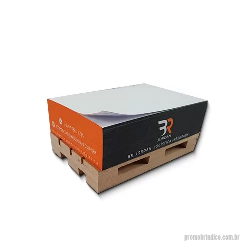 Bloco personalizado - Criativo e funcional, esse bloco personalizado vem com um mini pallet em madeira, agregando charme e originalidade ao seu brinde. Ideal para ações promocionais com impacto visual.