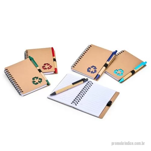 Bloco personalizado - Este caderno é uma ótima opção para fazer anotações sem abrir mão da sustentabilidade. Com capa produzida em papelão com detalhe vazado que remete ao símbolo da reciclagem, ele conta com encadernação Wire-O e aproximadamente 70 folhas brancas pautada