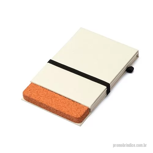 Bloco personalizado - Bloco feito de material ecológico é muito utilizado para pequenas notas, mensagens e recados no ambiente corporativo, o porta-recado personalizado é uma excelente escolha de brinde promocional para seu evento, ação de marketing ou ainda para presentear clientes e colaboradores. Super compacto e com ótimo custo benefício, o bloco de anotações conta com 80 folhas, elástico na cor preta e porta caneta. Personalize com sua marca gravada em serigrafia e crie um brinde corporativo que deixe sua marca sempre presente no dia a dia de clientes e colaboradores.