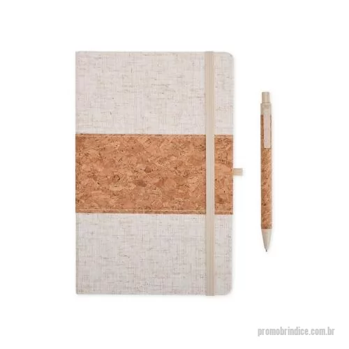 Bloco personalizado - Este kit contém uma Caderneta A5 em linho com detalhe em cortiça e suporte para caneta, marcador de página em cetim, aproximadamente 82 folhas com pauta e caneta de cortiça com detalhes em palha de trigo, carga esferográfica azul 1.0mm e acionamento 