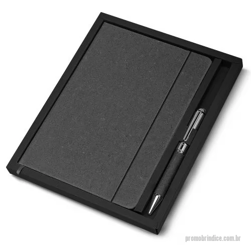Bloco personalizado - Kit caderno de anotações e caneta. O kit acompanha a caneta, e sua embalagem é presentável. O caderno de anotações é feito de material reciclável, em capa dura com miolo 80 folhas pautadas na cor bege.