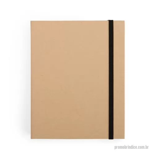 Bloco personalizado - Bloco de anotações com capa dura em kraft e fechamento por elástico. Possui aproximadamente 80 folhas de tonalidade marfim sem pautas e cinco canetas coloridas de ponta dupla: uma fina e outra tipo pincel.