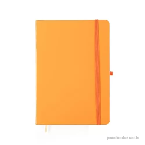 Bloco personalizado - Caderneta capa dura com acabamento em laminação fosca, elástico para fechamento, porta-canetas lateral e marca-páginas em fita de cetim. Possui aproximadamente 90 folhas brancas sem pauta de 75 g/m²