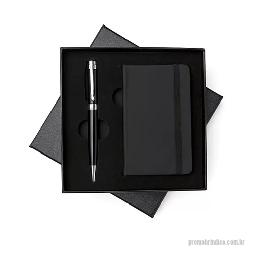 Bloco personalizado - Elegante kit importando. Acompanha caderneta em couro sintético com folhas pautadas com tom marfim no tamanho 8x13 cm, caneta metal com detalhes prata e uma placa de metal ideal para gravações a laser. Cor única 