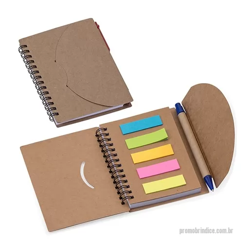 Bloco personalizado - Bloco de anotações ecológico com caneta e post-it. Bloco com fechamento lateral tipo “envelope e com espiral preto lateral. Possui cinco blocos auto-colantes com 10 folhas cada, bloco com aproximadamente 70 folhas brancas pautadas e caneta de papelão de clip e ponteira plástica.