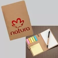 Bloco de anotações ecológico, material em kraft. Possui uma trava na própria capa, cinco blocos autoadesivos coloridos com aproximadamente 25 folhinhas , bloco autoadesivo amarelo com aproximadamente 25 folhas e bloco grande com aproximadamente 70 folhas. OBS.: IMAGEM MERAMENTE ILUSTRATIVA, não acompanha caneta!