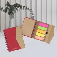 Bloco de anotações ecológico com autoadesivos e suporte para caneta. Bloco de capa colorida com abertura lateral imantada, primeira folha com cinco blocos autoadesivos coloridos com aproximadamente 25 folhas e aproximadamente 68 folhas brancas pautadas. Ultima página kraft conta com suporte para caneta em nylon(não acompanha caneta). Altura :  16,3 cm Largura :  13,5 cm Medidas aproximadas para gravação (CxL):  15,8 cm x 3 cm Peso aproximado (g):  169
