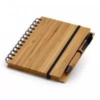 Caderno B6 espiral com capa dura em bambu, 70 folhas pautadas de papel reciclado e suporte para esferográfica. Esferográfica em bambu inclusa. 135 x 180 mm