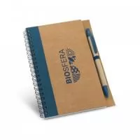 Caderno B6 espiral com 60 folhas lisas de papel reciclado, capa dura em papel kraft e suporte para esferográfica. Incluso esferográfica. 130 x 177 mm