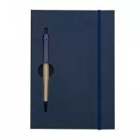Bloco de anotações ecológico com capa e miolo vazados, utilizados como suporte para a caneta. Bloco com miolo de picote, elástico para lacre e caneta de papelão com detalhes plásticos, carga esferográfica na cor azul e acionamento por clique.