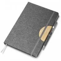 Bloco de anotações com suporte para caneta, fechamento com elástico, capa dura em material reciclável, suporte para celular na capa e miolo com 80 folhas pautadas na cor bege. NÃO ACOMPANHA CANETA.