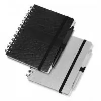 Bloco de anotações em ABS reciclável com aspiral e suporte para caneta. Com capa dura e textura que imita 