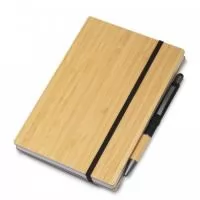Bloco de anotações com elástico e suporte para caneta, capa dura com 3mm em material reciclável com detalhes em bambu, miolo com 96 folhas pautadas na cor branca. Não acompanha caneta.