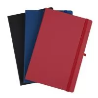 Caderneta em sintético com porta caneta, marcador de página em cetim e fita elástica para fechar. Contém aproximadamente 80 folhas com pauta.